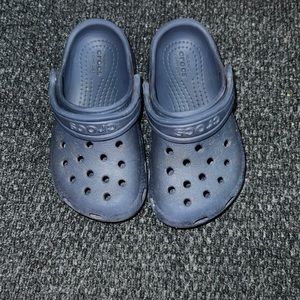 Size 8 toddler croc, navy blue